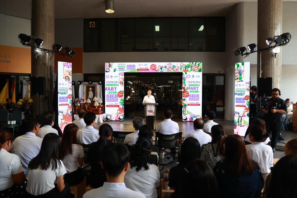 “ดีพร้อม” เปิด Green Mart 2026 “รมว.วราวุธ” พร้อมผู้บริหาร ร่วมชมตลาด สนับสนุนสินค้าไทย เชื่อม “การพัฒนา” สู่ “ตลาด” ดัน SMEs–วิสาหกิจชุมชนโตอย่างยั่งยืน