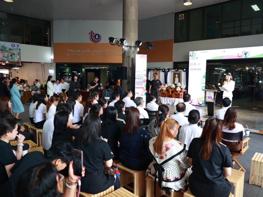 “ดีพร้อม” เปิด Green Mart 2026 “รมว.วราวุธ” พร้อมผู้บริหาร ร่วมชมตลาด สนับสนุนสินค้าไทย เชื่อม “การพัฒนา” สู่ “ตลาด” ดัน SMEs–วิสาหกิจชุมชนโตอย่างยั่งยืน