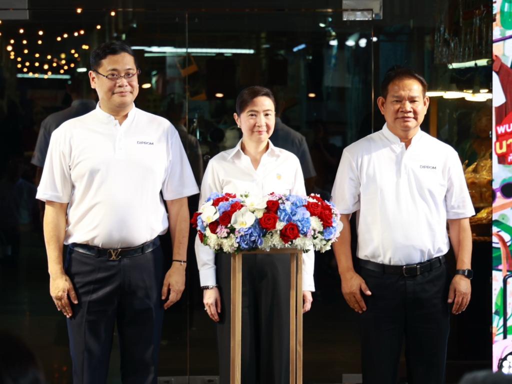 “ดีพร้อม” เปิด Green Mart 2026 “รมว.วราวุธ” พร้อมผู้บริหาร ร่วมชมตลาด สนับสนุนสินค้าไทย เชื่อม “การพัฒนา” สู่ “ตลาด” ดัน SMEs–วิสาหกิจชุมชนโตอย่างยั่งยืน