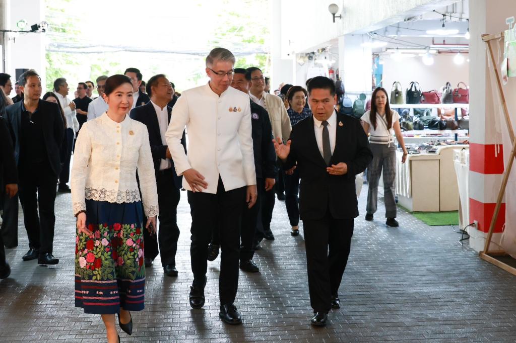 “ดีพร้อม” เปิด Green Mart 2026 “รมว.วราวุธ” พร้อมผู้บริหาร ร่วมชมตลาด สนับสนุนสินค้าไทย เชื่อม “การพัฒนา” สู่ “ตลาด” ดัน SMEs–วิสาหกิจชุมชนโตอย่างยั่งยืน