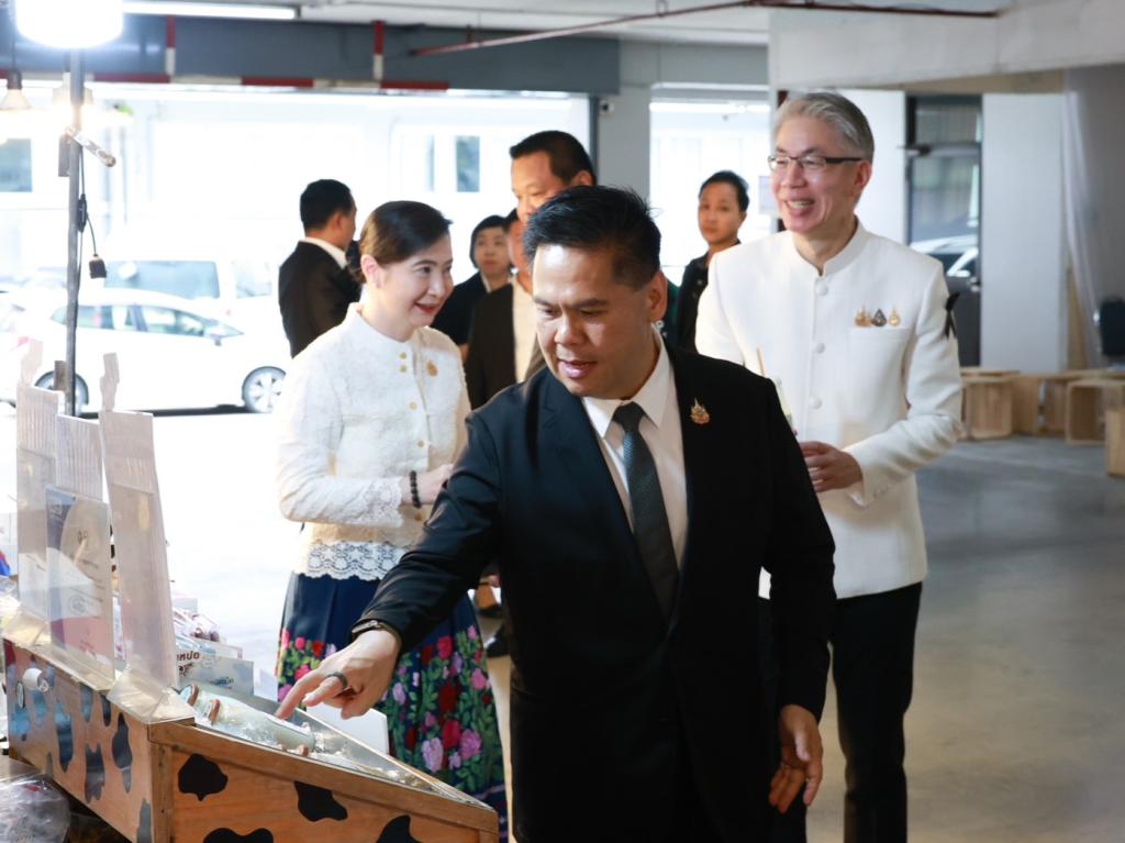 “ดีพร้อม” เปิด Green Mart 2026 “รมว.วราวุธ” พร้อมผู้บริหาร ร่วมชมตลาด สนับสนุนสินค้าไทย เชื่อม “การพัฒนา” สู่ “ตลาด” ดัน SMEs–วิสาหกิจชุมชนโตอย่างยั่งยืน