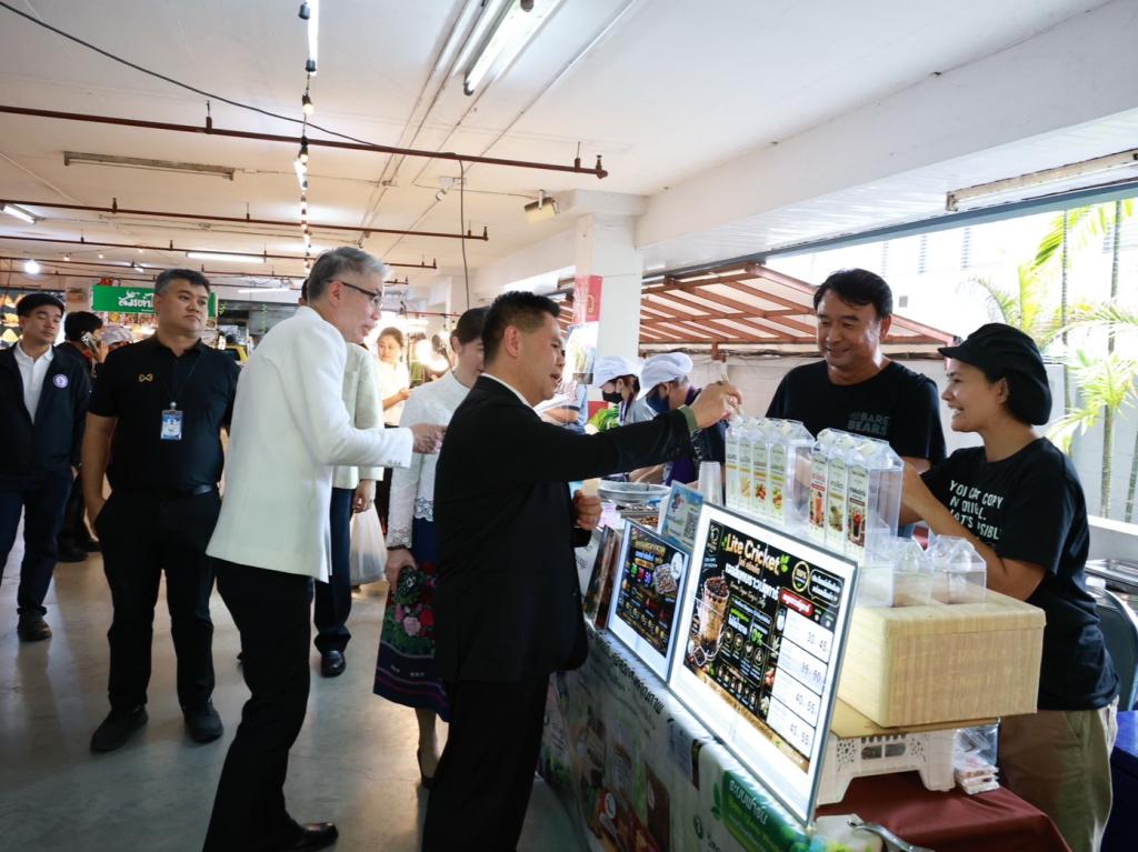 “ดีพร้อม” เปิด Green Mart 2026 “รมว.วราวุธ” พร้อมผู้บริหาร ร่วมชมตลาด สนับสนุนสินค้าไทย เชื่อม “การพัฒนา” สู่ “ตลาด” ดัน SMEs–วิสาหกิจชุมชนโตอย่างยั่งยืน