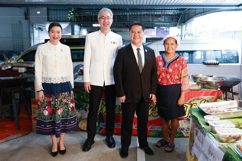 “ดีพร้อม” เปิด Green Mart 2026 “รมว.วราวุธ” พร้อมผู้บริหาร ร่วมชมตลาด สนับสนุนสินค้าไทย เชื่อม “การพัฒนา” สู่ “ตลาด” ดัน SMEs–วิสาหกิจชุมชนโตอย่างยั่งยืน
