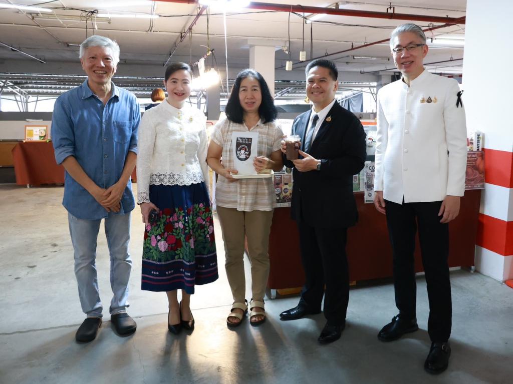 “ดีพร้อม” เปิด Green Mart 2026 “รมว.วราวุธ” พร้อมผู้บริหาร ร่วมชมตลาด สนับสนุนสินค้าไทย เชื่อม “การพัฒนา” สู่ “ตลาด” ดัน SMEs–วิสาหกิจชุมชนโตอย่างยั่งยืน