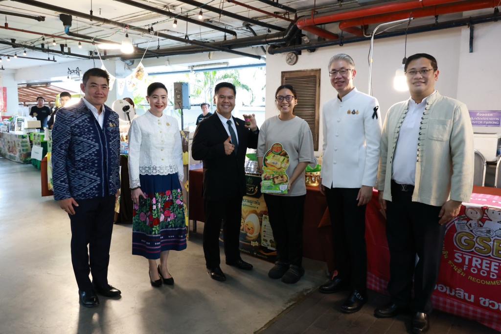 “ดีพร้อม” เปิด Green Mart 2026 “รมว.วราวุธ” พร้อมผู้บริหาร ร่วมชมตลาด สนับสนุนสินค้าไทย เชื่อม “การพัฒนา” สู่ “ตลาด” ดัน SMEs–วิสาหกิจชุมชนโตอย่างยั่งยืน