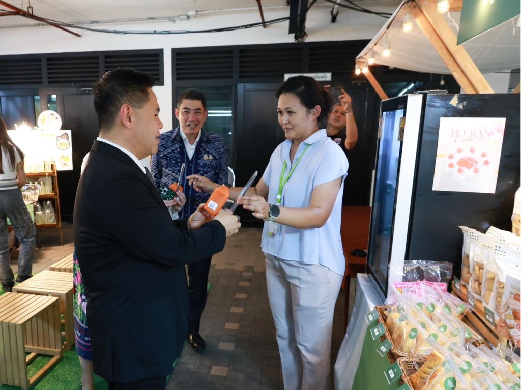 “ดีพร้อม” เปิด Green Mart 2026 “รมว.วราวุธ” พร้อมผู้บริหาร ร่วมชมตลาด สนับสนุนสินค้าไทย เชื่อม “การพัฒนา” สู่ “ตลาด” ดัน SMEs–วิสาหกิจชุมชนโตอย่างยั่งยืน