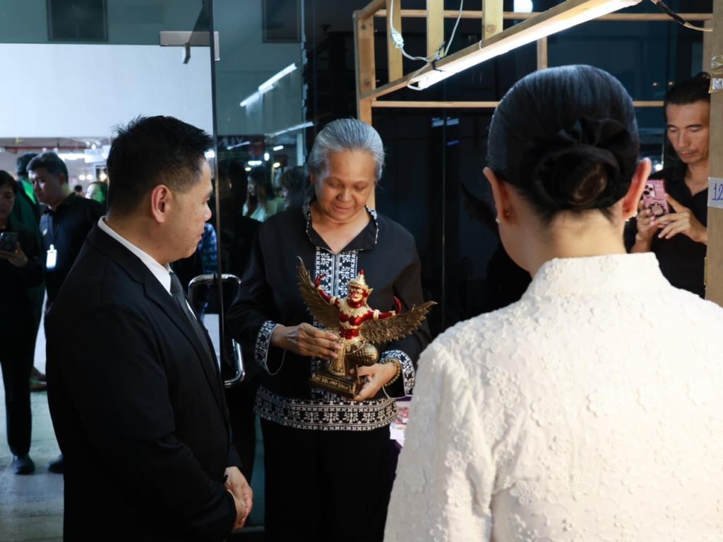 “ดีพร้อม” เปิด Green Mart 2026 “รมว.วราวุธ” พร้อมผู้บริหาร ร่วมชมตลาด สนับสนุนสินค้าไทย เชื่อม “การพัฒนา” สู่ “ตลาด” ดัน SMEs–วิสาหกิจชุมชนโตอย่างยั่งยืน