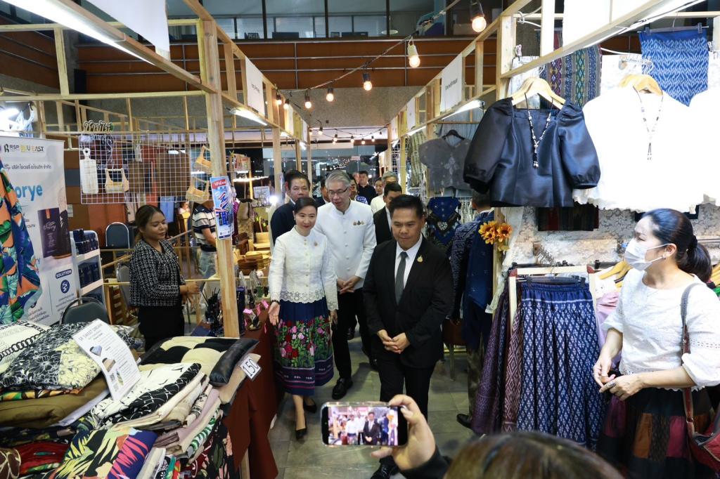 “ดีพร้อม” เปิด Green Mart 2026 “รมว.วราวุธ” พร้อมผู้บริหาร ร่วมชมตลาด สนับสนุนสินค้าไทย เชื่อม “การพัฒนา” สู่ “ตลาด” ดัน SMEs–วิสาหกิจชุมชนโตอย่างยั่งยืน