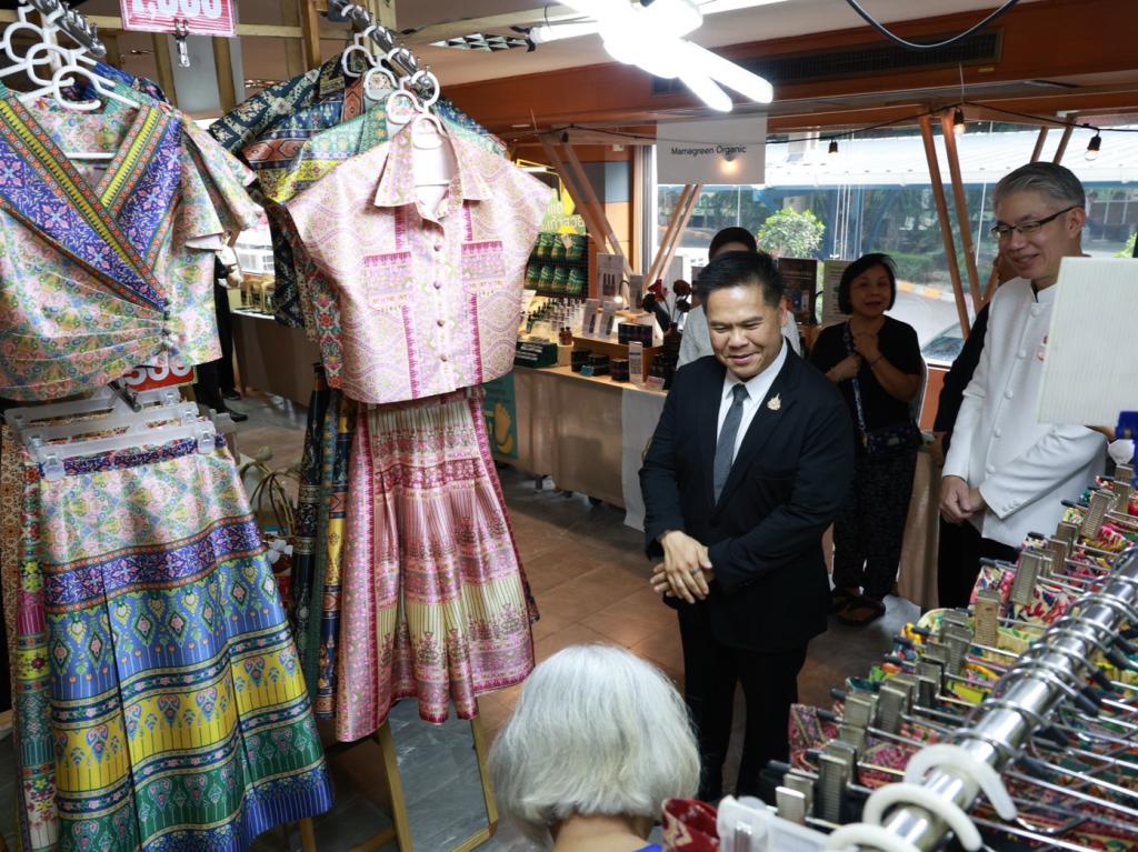 “ดีพร้อม” เปิด Green Mart 2026 “รมว.วราวุธ” พร้อมผู้บริหาร ร่วมชมตลาด สนับสนุนสินค้าไทย เชื่อม “การพัฒนา” สู่ “ตลาด” ดัน SMEs–วิสาหกิจชุมชนโตอย่างยั่งยืน
