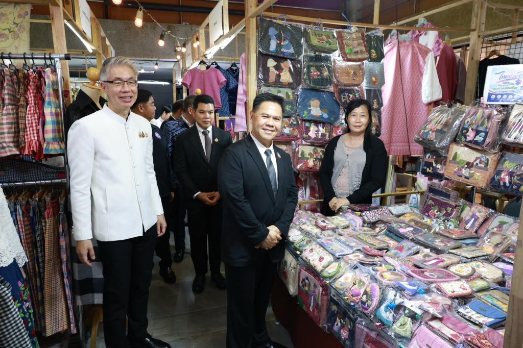 “ดีพร้อม” เปิด Green Mart 2026 “รมว.วราวุธ” พร้อมผู้บริหาร ร่วมชมตลาด สนับสนุนสินค้าไทย เชื่อม “การพัฒนา” สู่ “ตลาด” ดัน SMEs–วิสาหกิจชุมชนโตอย่างยั่งยืน