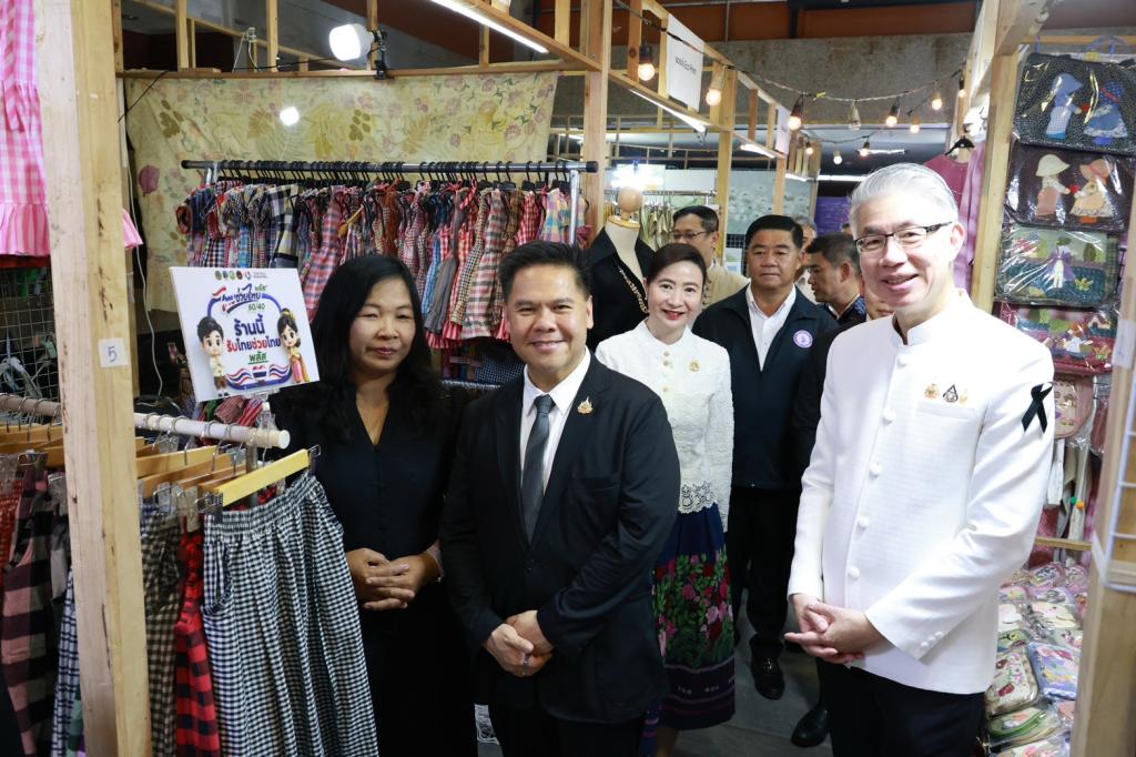 “ดีพร้อม” เปิด Green Mart 2026 “รมว.วราวุธ” พร้อมผู้บริหาร ร่วมชมตลาด สนับสนุนสินค้าไทย เชื่อม “การพัฒนา” สู่ “ตลาด” ดัน SMEs–วิสาหกิจชุมชนโตอย่างยั่งยืน