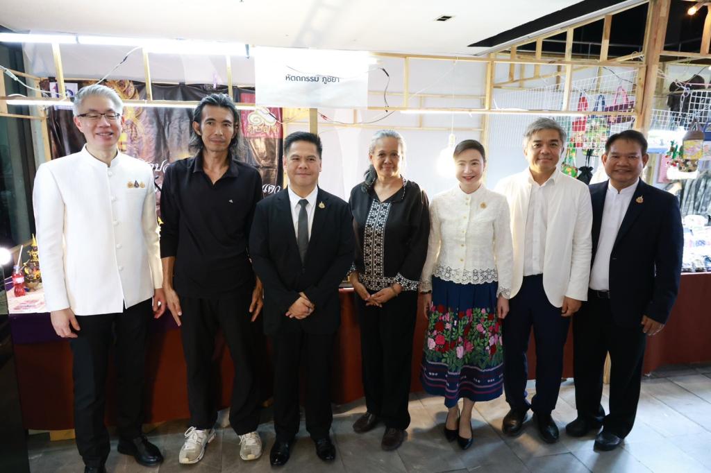 “ดีพร้อม” เปิด Green Mart 2026 “รมว.วราวุธ” พร้อมผู้บริหาร ร่วมชมตลาด สนับสนุนสินค้าไทย เชื่อม “การพัฒนา” สู่ “ตลาด” ดัน SMEs–วิสาหกิจชุมชนโตอย่างยั่งยืน