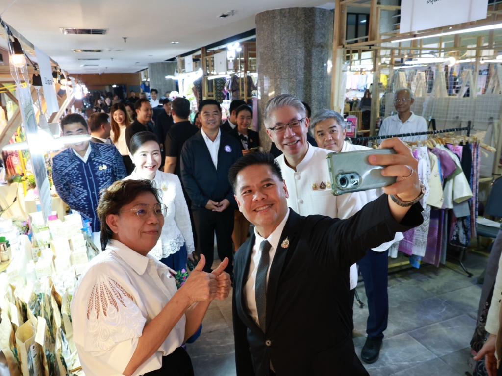 “ดีพร้อม” เปิด Green Mart 2026 “รมว.วราวุธ” พร้อมผู้บริหาร ร่วมชมตลาด สนับสนุนสินค้าไทย เชื่อม “การพัฒนา” สู่ “ตลาด” ดัน SMEs–วิสาหกิจชุมชนโตอย่างยั่งยืน