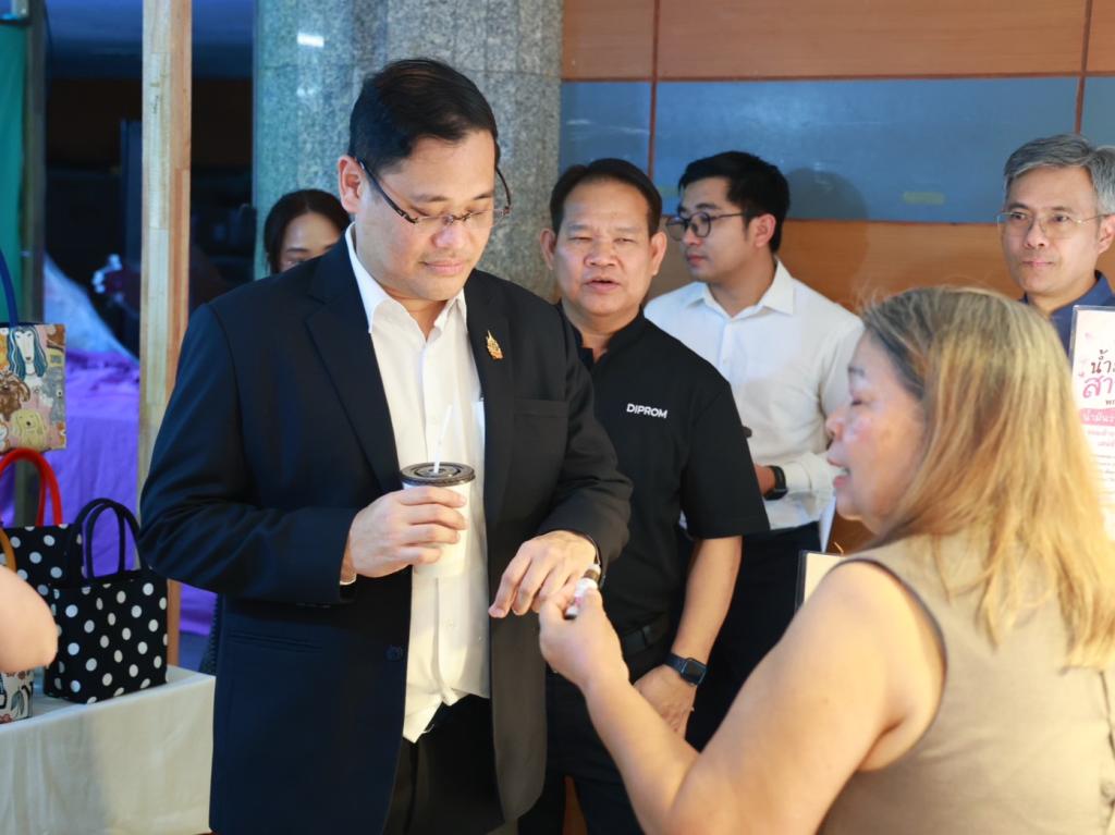 “ดีพร้อม” เปิด Green Mart 2026 “รมว.วราวุธ” พร้อมผู้บริหาร ร่วมชมตลาด สนับสนุนสินค้าไทย เชื่อม “การพัฒนา” สู่ “ตลาด” ดัน SMEs–วิสาหกิจชุมชนโตอย่างยั่งยืน