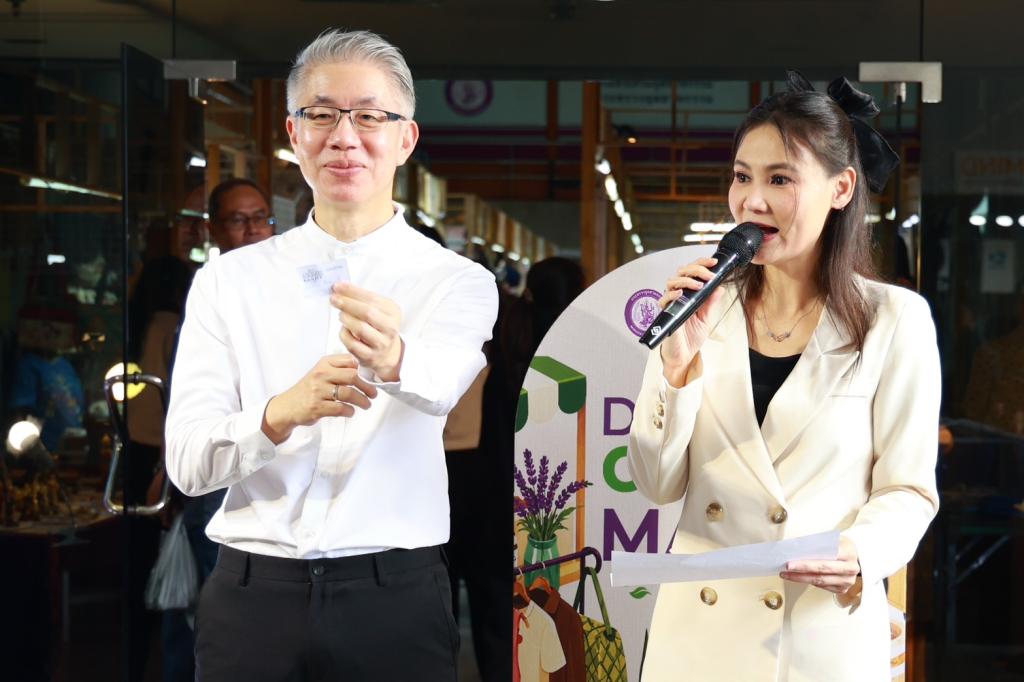 “ดีพร้อม” เปิด Green Mart 2026 “รมว.วราวุธ” พร้อมผู้บริหาร ร่วมชมตลาด สนับสนุนสินค้าไทย เชื่อม “การพัฒนา” สู่ “ตลาด” ดัน SMEs–วิสาหกิจชุมชนโตอย่างยั่งยืน