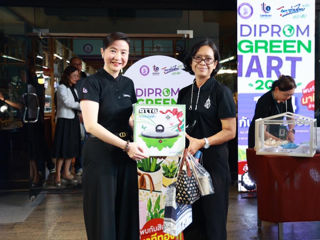 “ดีพร้อม” เปิด Green Mart 2026 “รมว.วราวุธ” พร้อมผู้บริหาร ร่วมชมตลาด สนับสนุนสินค้าไทย เชื่อม “การพัฒนา” สู่ “ตลาด” ดัน SMEs–วิสาหกิจชุมชนโตอย่างยั่งยืน