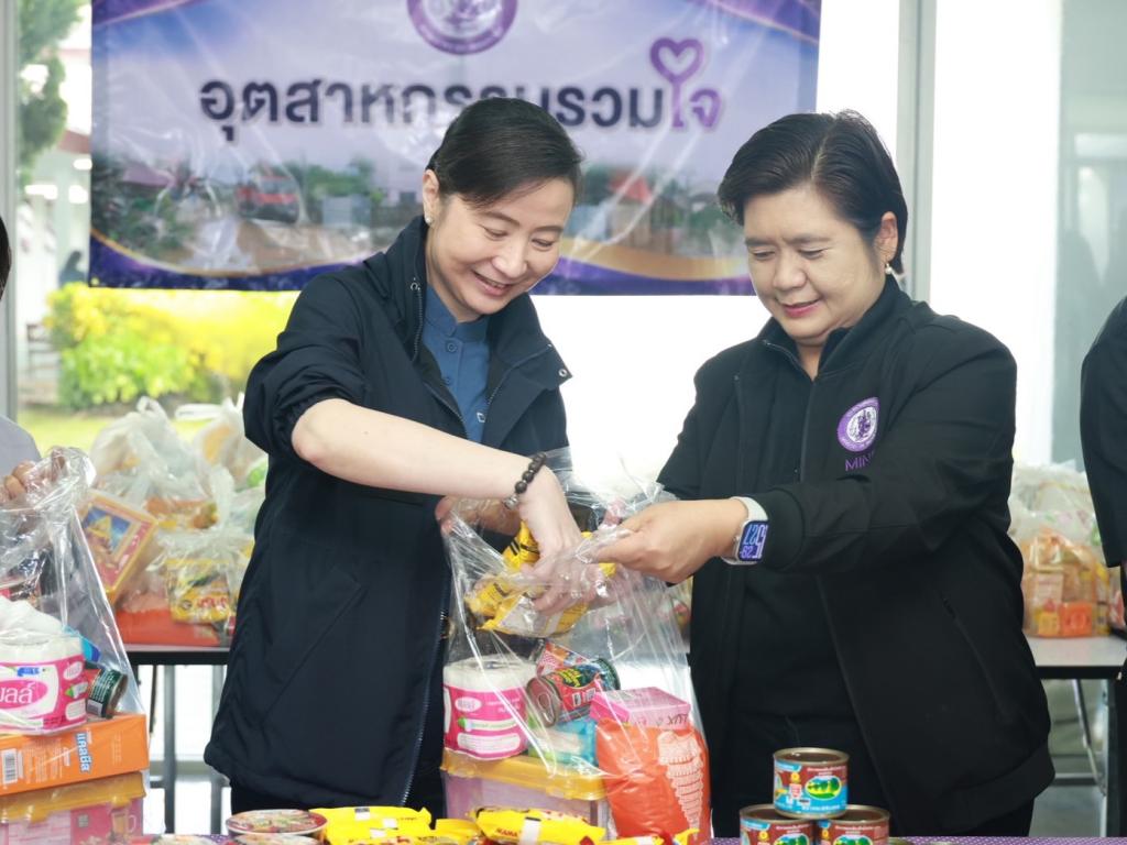 “ดีพร้อม” เปิด “ศูนย์อุตสาหกรรมรวมใจ” ระดมความช่วยเหลือ เร่งฟื้นฟูผู้ประสบอุทกภัย จ.น่าน