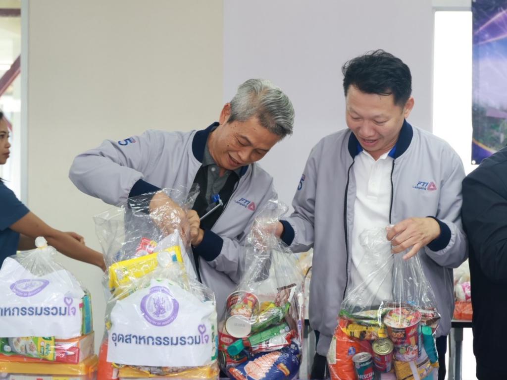 “ดีพร้อม” เปิด “ศูนย์อุตสาหกรรมรวมใจ” ระดมความช่วยเหลือ เร่งฟื้นฟูผู้ประสบอุทกภัย จ.น่าน