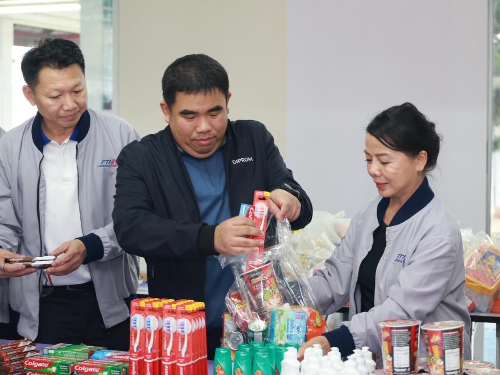 “ดีพร้อม” เปิด “ศูนย์อุตสาหกรรมรวมใจ” ระดมความช่วยเหลือ เร่งฟื้นฟูผู้ประสบอุทกภัย จ.น่าน