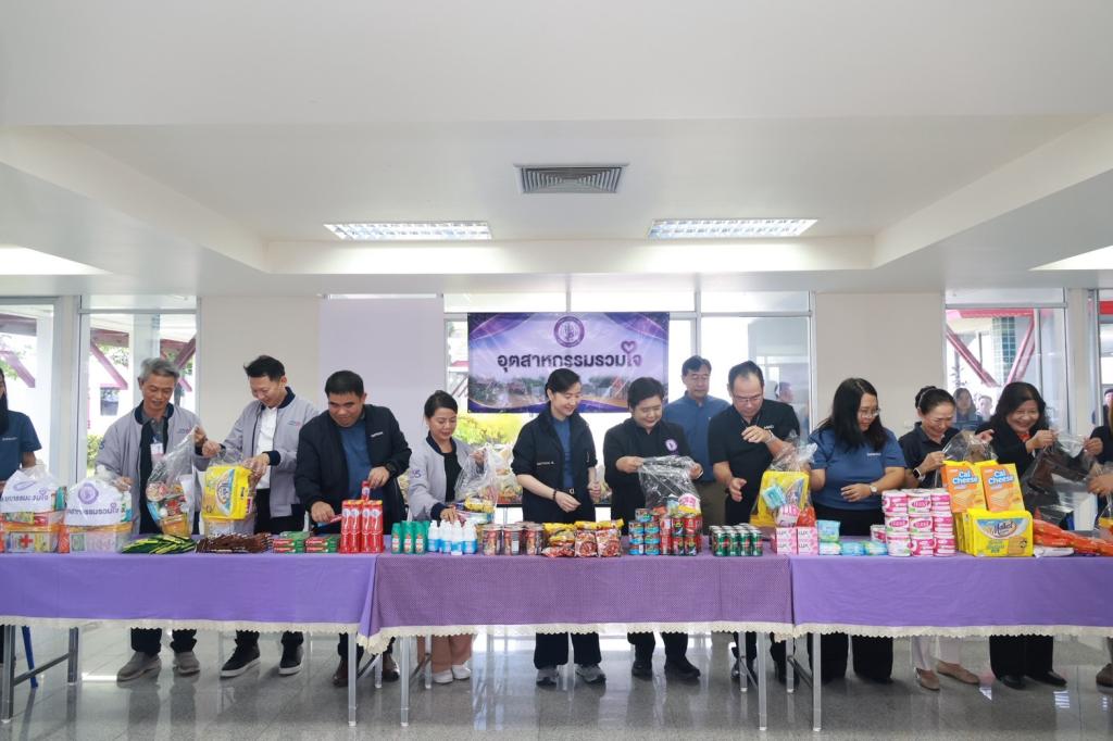 “ดีพร้อม” เปิด “ศูนย์อุตสาหกรรมรวมใจ” ระดมความช่วยเหลือ เร่งฟื้นฟูผู้ประสบอุทกภัย จ.น่าน