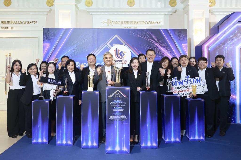 “อธิบดีณัฏฐิญา” นำทีมดีพร้อมคว้า 2 รางวัลเลิศรัฐ ตอกย้ำ องค์กรแกร่ง “พัฒนาคน–ใช้เทคโนโลยี” สร้างผลลัพธ์เพื่อประชาชน