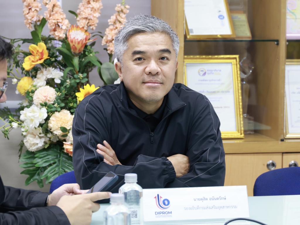 “รองอธิบดีดุสิต” นำทีมดีพร้อมลงพื้นที่ EEC เยี่ยมชมสถานประกอบการต้นแบบเศรษฐกิจหมุนเวียน พร้อมตรวจเยี่ยม DC 9 มอบ 3 แนวทางพัฒนาบุคลากร เสริมทักษะสื่อสาร-Paperless-AI เพิ่มประสิทธิภาพ การทำงาน