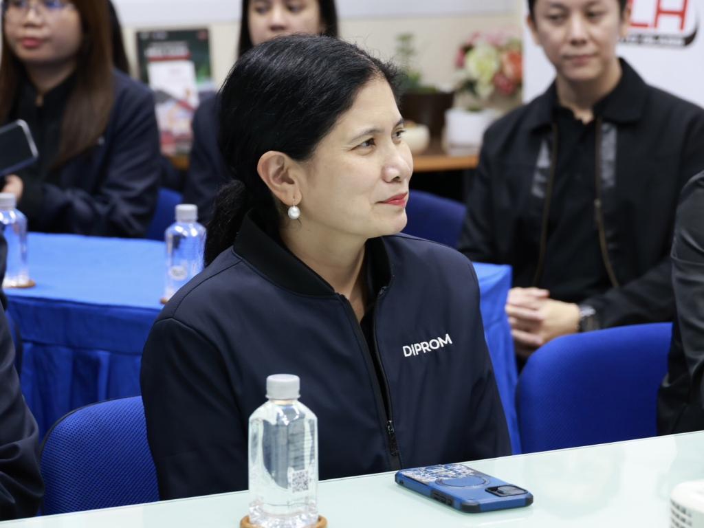 “รองอธิบดีดุสิต” นำทีมดีพร้อมลงพื้นที่ EEC เยี่ยมชมสถานประกอบการต้นแบบเศรษฐกิจหมุนเวียน พร้อมตรวจเยี่ยม DC 9 มอบ 3 แนวทางพัฒนาบุคลากร เสริมทักษะสื่อสาร-Paperless-AI เพิ่มประสิทธิภาพ การทำงาน