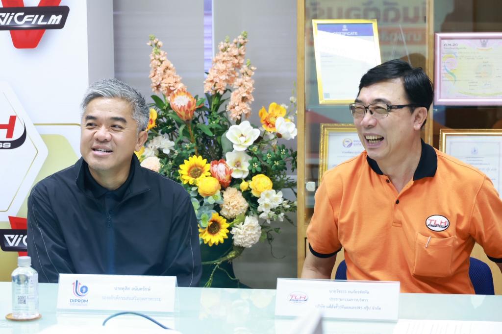 “รองอธิบดีดุสิต” นำทีมดีพร้อมลงพื้นที่ EEC เยี่ยมชมสถานประกอบการต้นแบบเศรษฐกิจหมุนเวียน พร้อมตรวจเยี่ยม DC 9 มอบ 3 แนวทางพัฒนาบุคลากร เสริมทักษะสื่อสาร-Paperless-AI เพิ่มประสิทธิภาพ การทำงาน