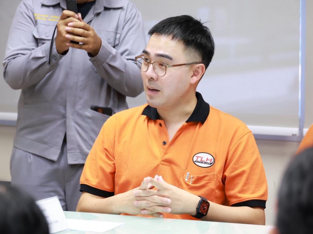 “รองอธิบดีดุสิต” นำทีมดีพร้อมลงพื้นที่ EEC เยี่ยมชมสถานประกอบการต้นแบบเศรษฐกิจหมุนเวียน พร้อมตรวจเยี่ยม DC 9 มอบ 3 แนวทางพัฒนาบุคลากร เสริมทักษะสื่อสาร-Paperless-AI เพิ่มประสิทธิภาพ การทำงาน