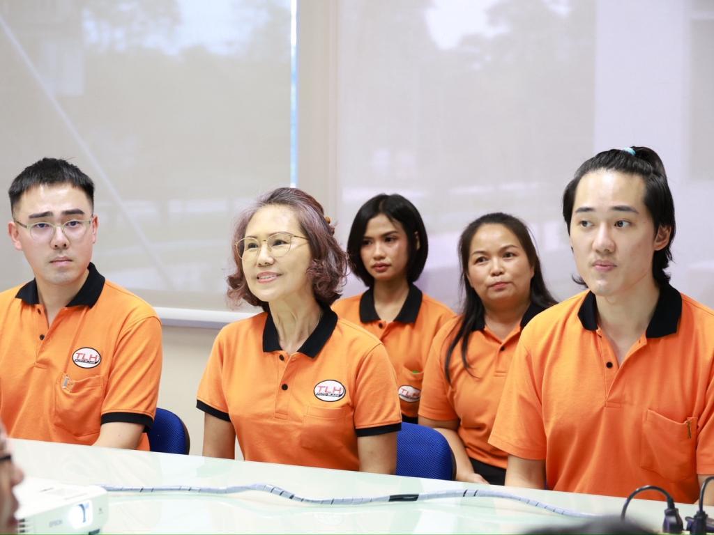“รองอธิบดีดุสิต” นำทีมดีพร้อมลงพื้นที่ EEC เยี่ยมชมสถานประกอบการต้นแบบเศรษฐกิจหมุนเวียน พร้อมตรวจเยี่ยม DC 9 มอบ 3 แนวทางพัฒนาบุคลากร เสริมทักษะสื่อสาร-Paperless-AI เพิ่มประสิทธิภาพ การทำงาน