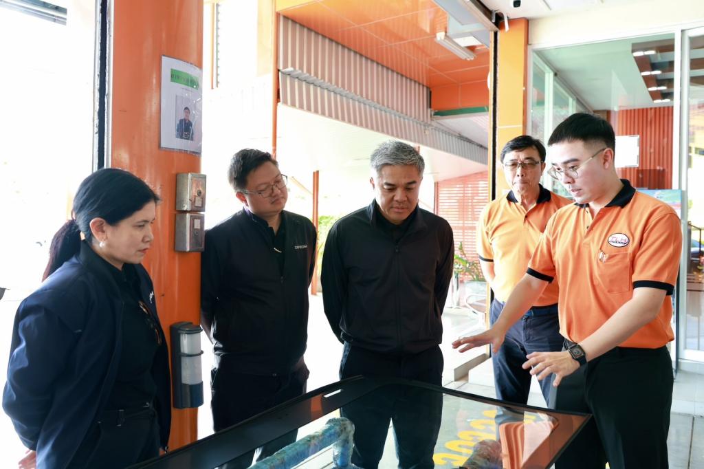 “รองอธิบดีดุสิต” นำทีมดีพร้อมลงพื้นที่ EEC เยี่ยมชมสถานประกอบการต้นแบบเศรษฐกิจหมุนเวียน พร้อมตรวจเยี่ยม DC 9 มอบ 3 แนวทางพัฒนาบุคลากร เสริมทักษะสื่อสาร-Paperless-AI เพิ่มประสิทธิภาพ การทำงาน