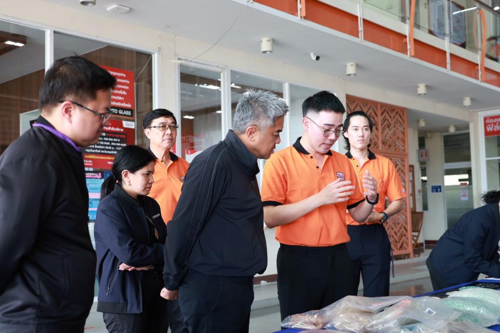 “รองอธิบดีดุสิต” นำทีมดีพร้อมลงพื้นที่ EEC เยี่ยมชมสถานประกอบการต้นแบบเศรษฐกิจหมุนเวียน พร้อมตรวจเยี่ยม DC 9 มอบ 3 แนวทางพัฒนาบุคลากร เสริมทักษะสื่อสาร-Paperless-AI เพิ่มประสิทธิภาพ การทำงาน