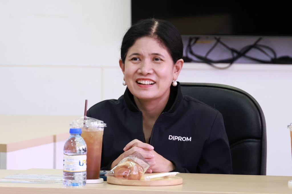 “รองอธิบดีดุสิต” นำทีมดีพร้อมลงพื้นที่ EEC เยี่ยมชมสถานประกอบการต้นแบบเศรษฐกิจหมุนเวียน พร้อมตรวจเยี่ยม DC 9 มอบ 3 แนวทางพัฒนาบุคลากร เสริมทักษะสื่อสาร-Paperless-AI เพิ่มประสิทธิภาพ การทำงาน