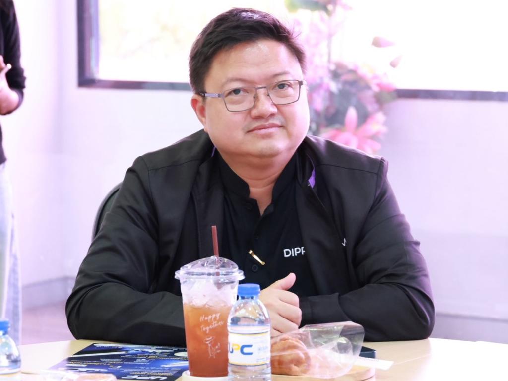 “รองอธิบดีดุสิต” นำทีมดีพร้อมลงพื้นที่ EEC เยี่ยมชมสถานประกอบการต้นแบบเศรษฐกิจหมุนเวียน พร้อมตรวจเยี่ยม DC 9 มอบ 3 แนวทางพัฒนาบุคลากร เสริมทักษะสื่อสาร-Paperless-AI เพิ่มประสิทธิภาพ การทำงาน