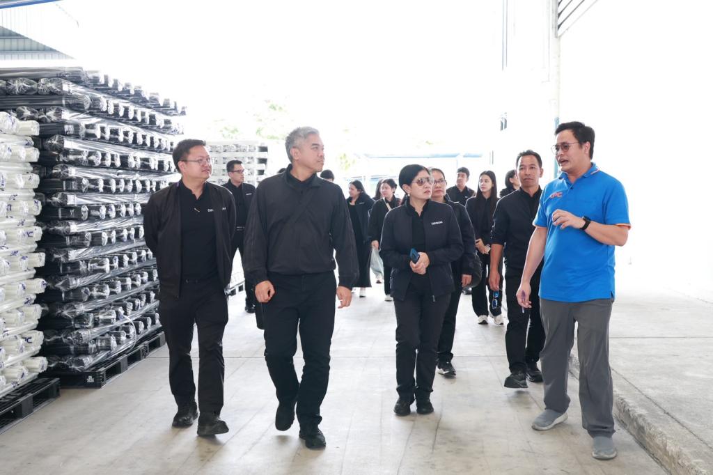 “รองอธิบดีดุสิต” นำทีมดีพร้อมลงพื้นที่ EEC เยี่ยมชมสถานประกอบการต้นแบบเศรษฐกิจหมุนเวียน พร้อมตรวจเยี่ยม DC 9 มอบ 3 แนวทางพัฒนาบุคลากร เสริมทักษะสื่อสาร-Paperless-AI เพิ่มประสิทธิภาพ การทำงาน