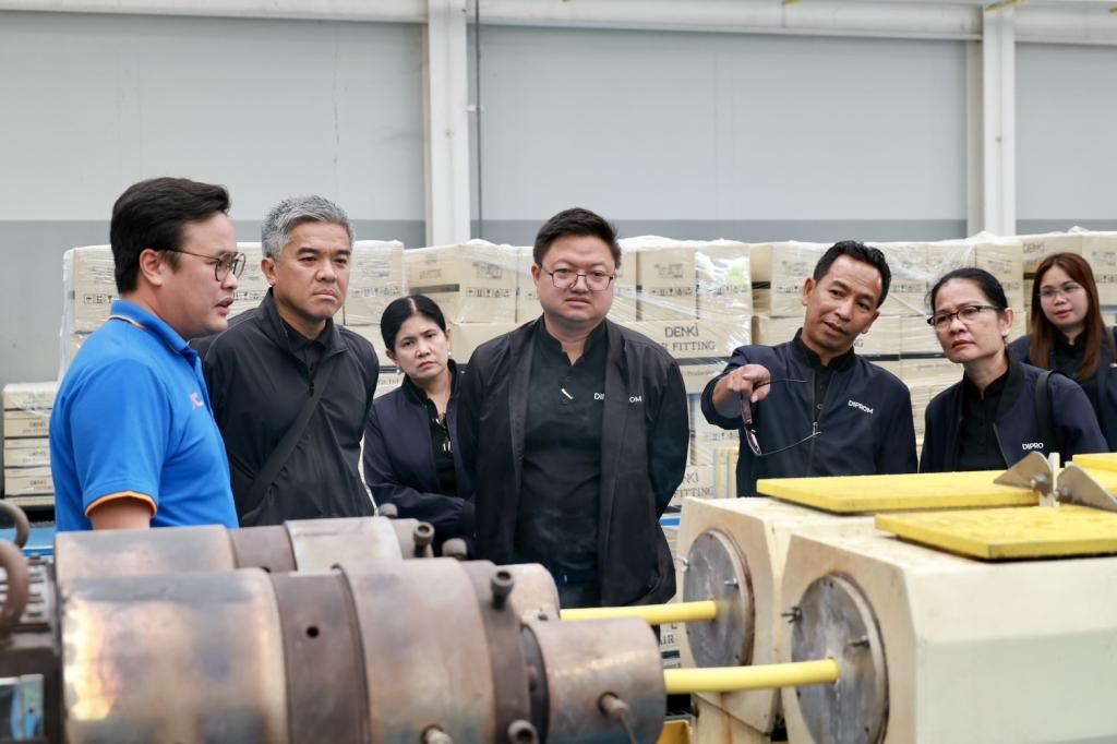 “รองอธิบดีดุสิต” นำทีมดีพร้อมลงพื้นที่ EEC เยี่ยมชมสถานประกอบการต้นแบบเศรษฐกิจหมุนเวียน พร้อมตรวจเยี่ยม DC 9 มอบ 3 แนวทางพัฒนาบุคลากร เสริมทักษะสื่อสาร-Paperless-AI เพิ่มประสิทธิภาพ การทำงาน