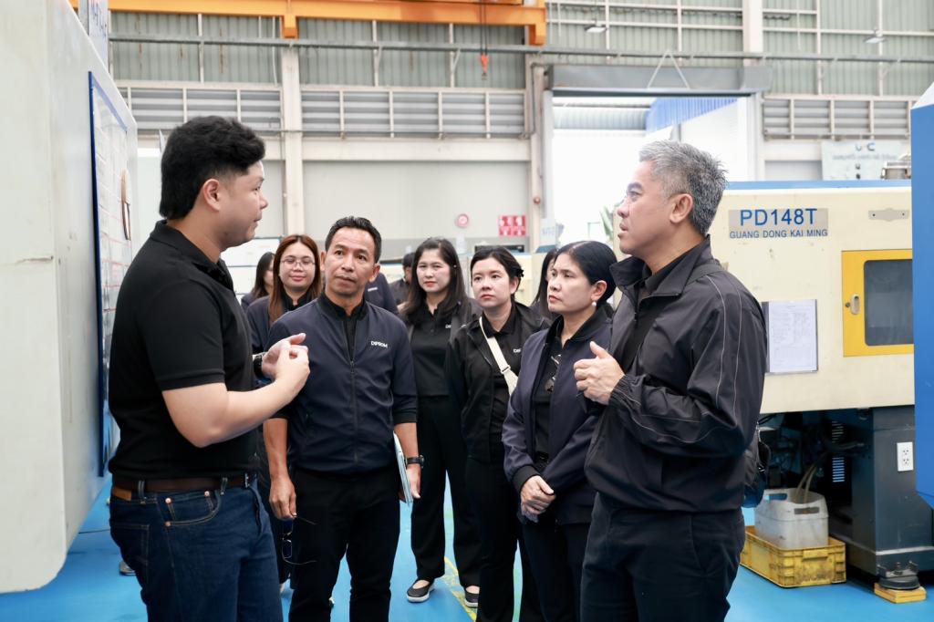 “รองอธิบดีดุสิต” นำทีมดีพร้อมลงพื้นที่ EEC เยี่ยมชมสถานประกอบการต้นแบบเศรษฐกิจหมุนเวียน พร้อมตรวจเยี่ยม DC 9 มอบ 3 แนวทางพัฒนาบุคลากร เสริมทักษะสื่อสาร-Paperless-AI เพิ่มประสิทธิภาพ การทำงาน