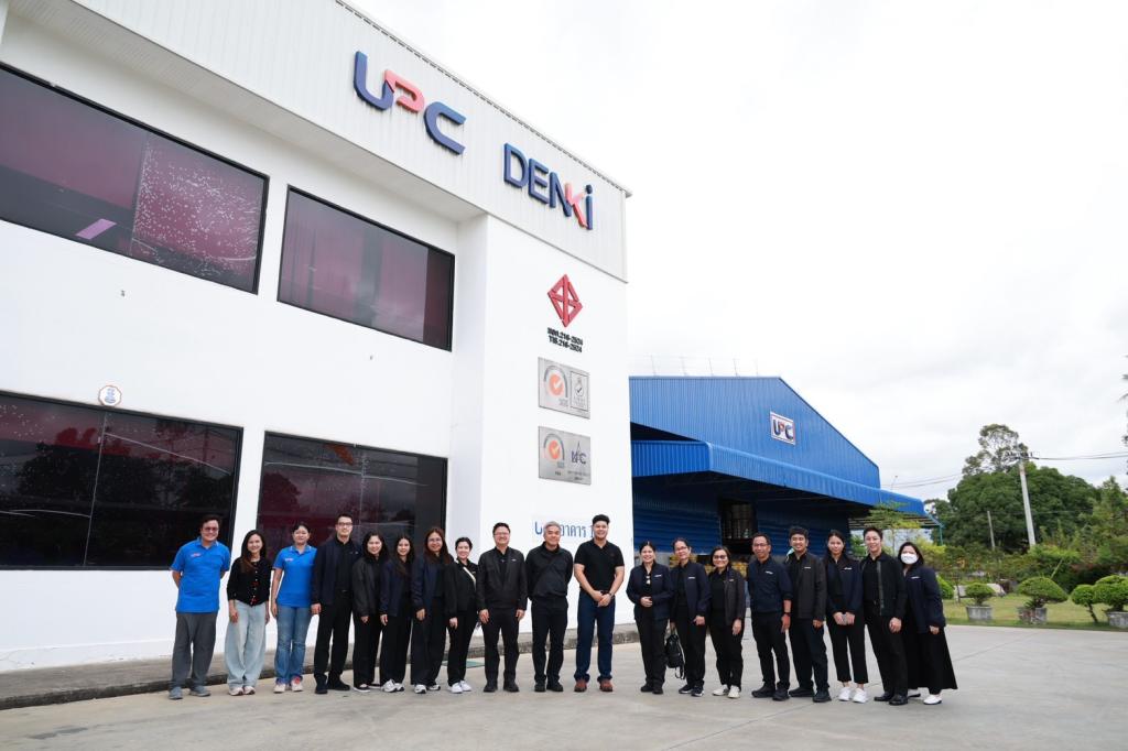 “รองอธิบดีดุสิต” นำทีมดีพร้อมลงพื้นที่ EEC เยี่ยมชมสถานประกอบการต้นแบบเศรษฐกิจหมุนเวียน พร้อมตรวจเยี่ยม DC 9 มอบ 3 แนวทางพัฒนาบุคลากร เสริมทักษะสื่อสาร-Paperless-AI เพิ่มประสิทธิภาพ การทำงาน