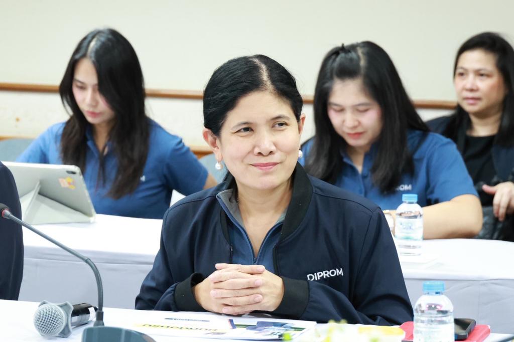 “รองอธิบดีดุสิต” นำทีมดีพร้อมลงพื้นที่ EEC เยี่ยมชมสถานประกอบการต้นแบบเศรษฐกิจหมุนเวียน พร้อมตรวจเยี่ยม DC 9 มอบ 3 แนวทางพัฒนาบุคลากร เสริมทักษะสื่อสาร-Paperless-AI เพิ่มประสิทธิภาพ การทำงาน