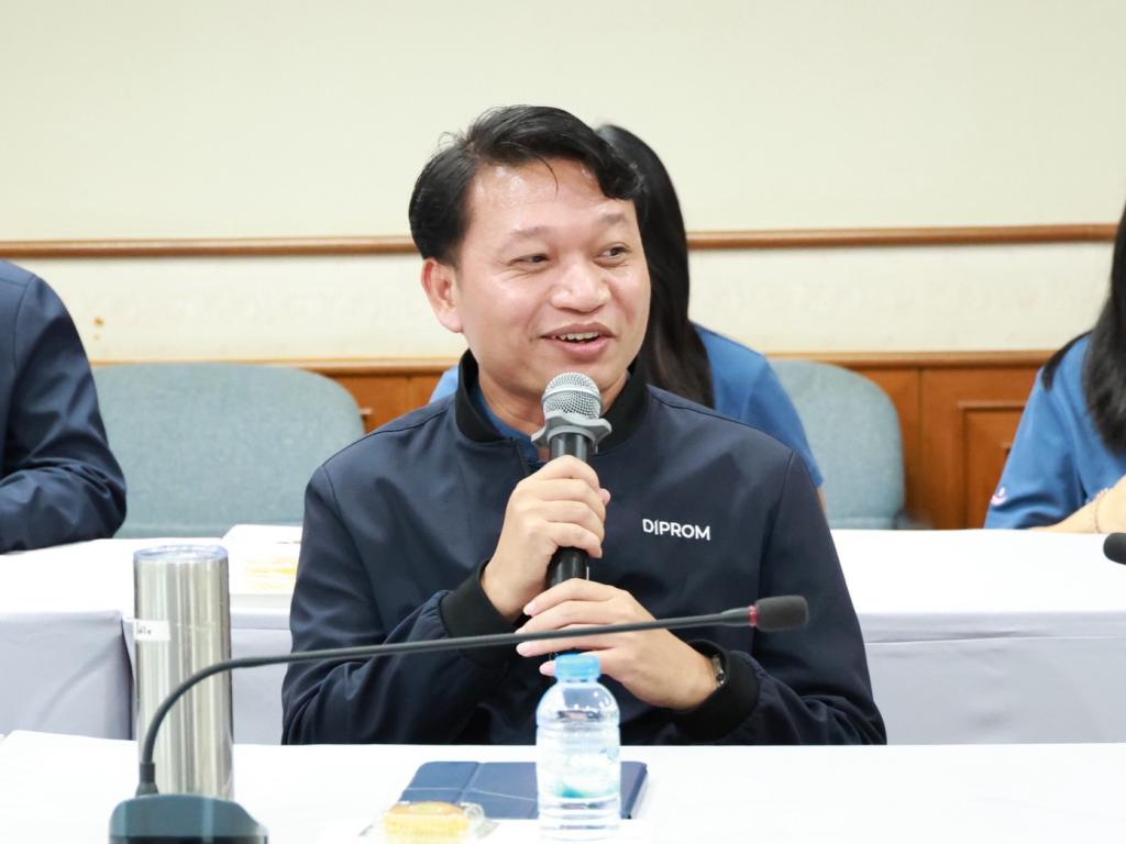 “รองอธิบดีดุสิต” นำทีมดีพร้อมลงพื้นที่ EEC เยี่ยมชมสถานประกอบการต้นแบบเศรษฐกิจหมุนเวียน พร้อมตรวจเยี่ยม DC 9 มอบ 3 แนวทางพัฒนาบุคลากร เสริมทักษะสื่อสาร-Paperless-AI เพิ่มประสิทธิภาพ การทำงาน
