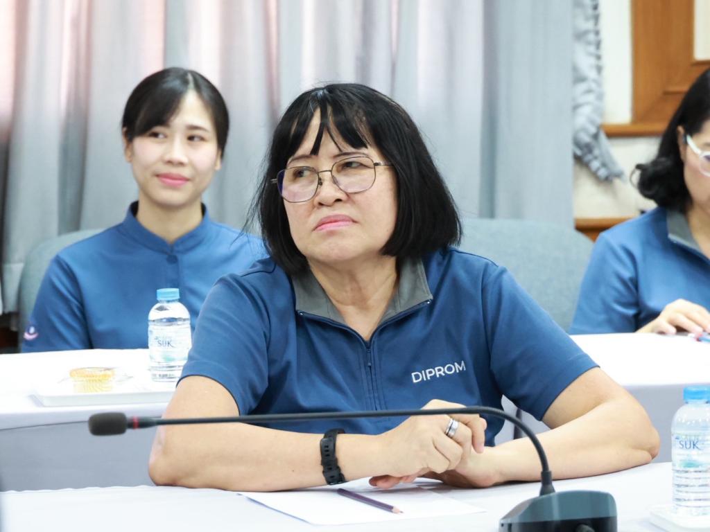 “รองอธิบดีดุสิต” นำทีมดีพร้อมลงพื้นที่ EEC เยี่ยมชมสถานประกอบการต้นแบบเศรษฐกิจหมุนเวียน พร้อมตรวจเยี่ยม DC 9 มอบ 3 แนวทางพัฒนาบุคลากร เสริมทักษะสื่อสาร-Paperless-AI เพิ่มประสิทธิภาพ การทำงาน