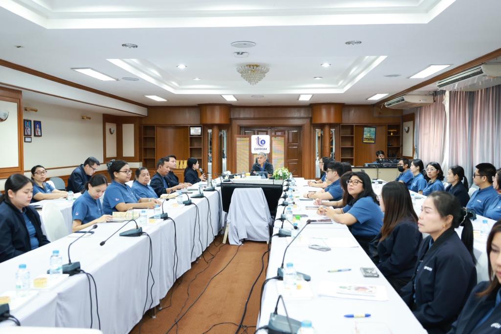“รองอธิบดีดุสิต” นำทีมดีพร้อมลงพื้นที่ EEC เยี่ยมชมสถานประกอบการต้นแบบเศรษฐกิจหมุนเวียน พร้อมตรวจเยี่ยม DC 9 มอบ 3 แนวทางพัฒนาบุคลากร เสริมทักษะสื่อสาร-Paperless-AI เพิ่มประสิทธิภาพ การทำงาน