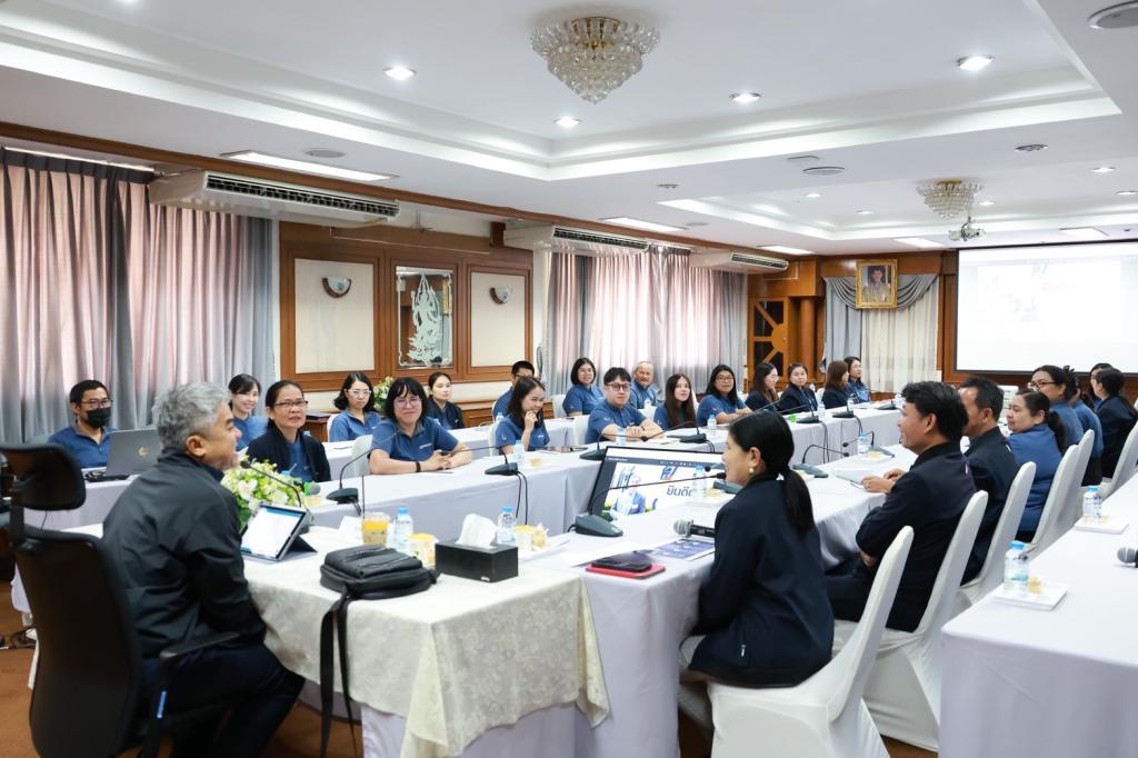 “รองอธิบดีดุสิต” นำทีมดีพร้อมลงพื้นที่ EEC เยี่ยมชมสถานประกอบการต้นแบบเศรษฐกิจหมุนเวียน พร้อมตรวจเยี่ยม DC 9 มอบ 3 แนวทางพัฒนาบุคลากร เสริมทักษะสื่อสาร-Paperless-AI เพิ่มประสิทธิภาพ การทำงาน