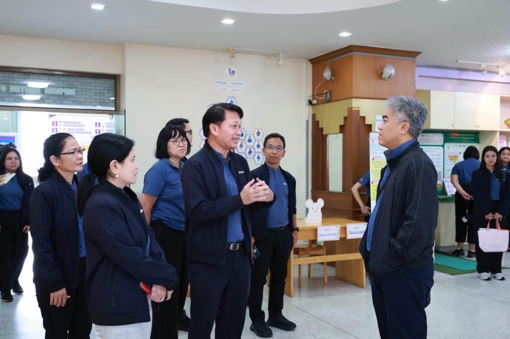 “รองอธิบดีดุสิต” นำทีมดีพร้อมลงพื้นที่ EEC เยี่ยมชมสถานประกอบการต้นแบบเศรษฐกิจหมุนเวียน พร้อมตรวจเยี่ยม DC 9 มอบ 3 แนวทางพัฒนาบุคลากร เสริมทักษะสื่อสาร-Paperless-AI เพิ่มประสิทธิภาพ การทำงาน