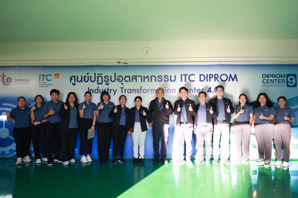 “รองอธิบดีดุสิต” นำทีมดีพร้อมลงพื้นที่ EEC เยี่ยมชมสถานประกอบการต้นแบบเศรษฐกิจหมุนเวียน พร้อมตรวจเยี่ยม DC 9 มอบ 3 แนวทางพัฒนาบุคลากร เสริมทักษะสื่อสาร-Paperless-AI เพิ่มประสิทธิภาพ การทำงาน