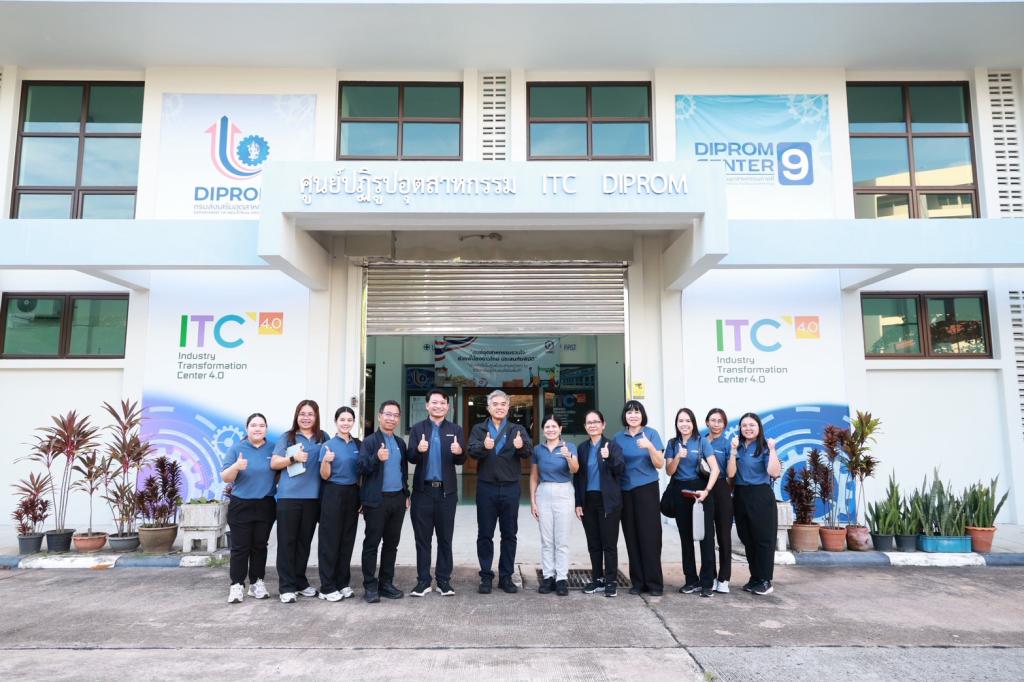 “รองอธิบดีดุสิต” นำทีมดีพร้อมลงพื้นที่ EEC เยี่ยมชมสถานประกอบการต้นแบบเศรษฐกิจหมุนเวียน พร้อมตรวจเยี่ยม DC 9 มอบ 3 แนวทางพัฒนาบุคลากร เสริมทักษะสื่อสาร-Paperless-AI เพิ่มประสิทธิภาพ การทำงาน