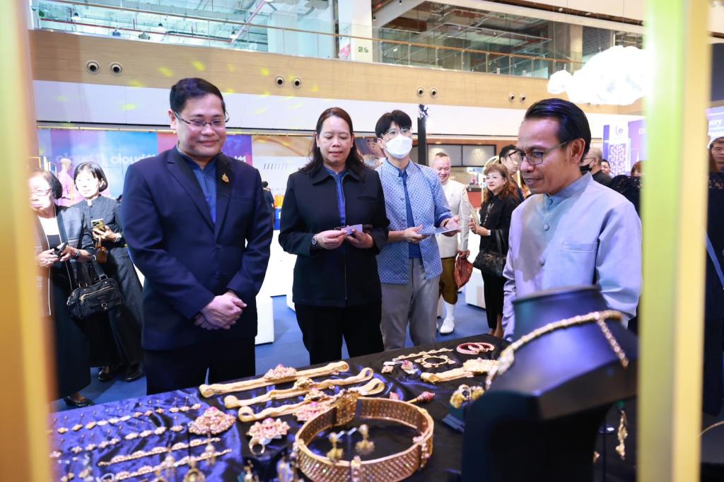 “ดีพร้อม” ขับเคลื่อน Soft Power ไทย จัดงาน "DIPROM Craft Industry" ดันหัตถกรรมไทยสู่สากลชูแนวคิด Eco-Craft เชื่อมโยงผลิตภัณฑ์ชุมชนสู่ตลาดพรีเมียม
