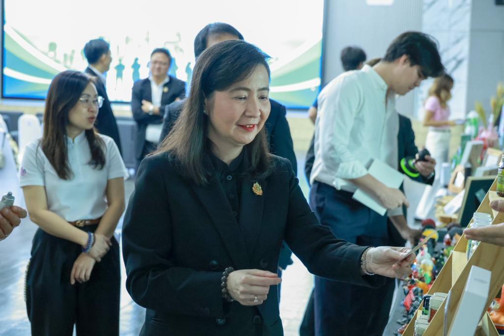 “อธิบดีณัฏฐิญา” ปิดกิจกรรม DIPROM Young SMEs Network รุ่นที่ 3 เชื่อมเครือข่ายนักธุรกิจรุ่นใหม่ สร้างมูลค่าทางเศรษฐกิจกว่า 47 ล้านบาท พร้อมชู 3 กิจการต้นแบบความสำเร็จ ต่อยอดพลังเครือข่ายสู่การเติบโตอย่างยั่งยืน