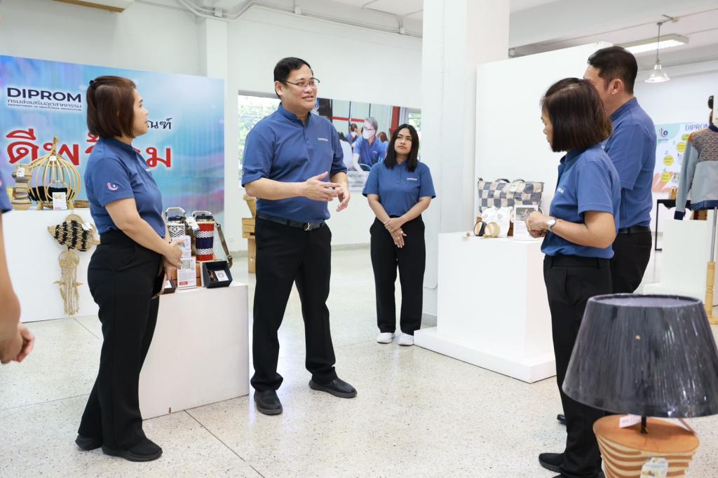 “รองอธิบดีพลาวุธ” ลงพื้นที่ตรวจเยี่ยม DC3 มอบนโยบายขับเคลื่อนงานเชิงพื้นที่ ปลุกพลังใจบุคลากรดีพร้อม พร้อมทำงานเชิงรุก สร้าง Brand Identity -พัฒนาความรู้–เชี่ยวชาญงาน–ตอบโจทย์ ผปก. ให้เป็นที่ประจักษ์