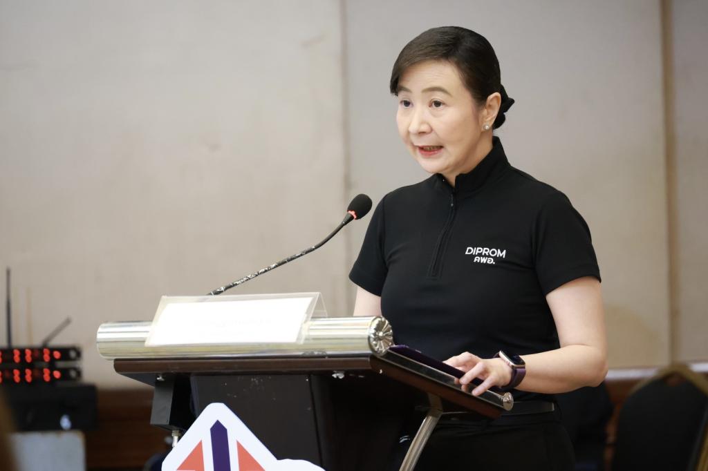 “ดีพร้อม” ปรับ “คพอ.” รับธุรกิจยุคใหม่ เดินหน้าเชื่อม 4 ภูมิภาค ต่อยอดการค้า–การลงทุน คาดปี 69 สร้างมูลค่ากว่า 175 ล้านบาท